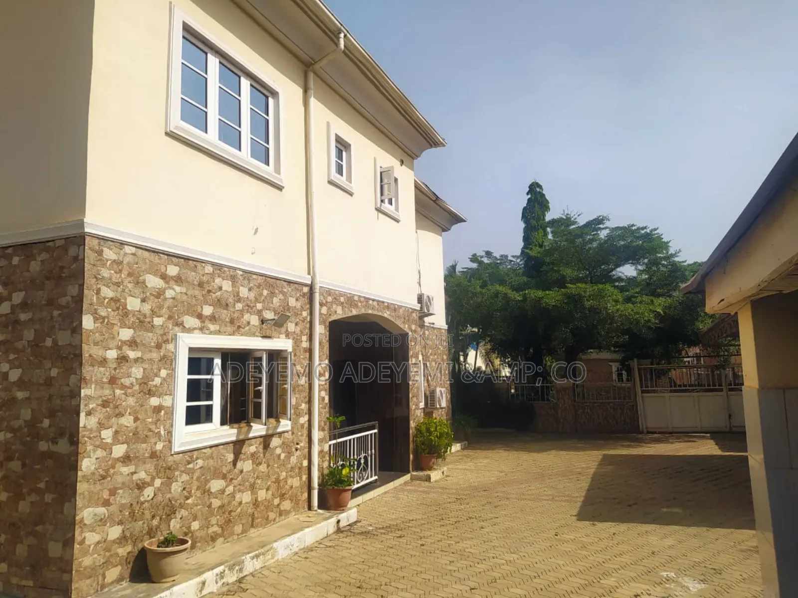 Furnished 4bdrm Duplex in Villa Nova Estate, for sale