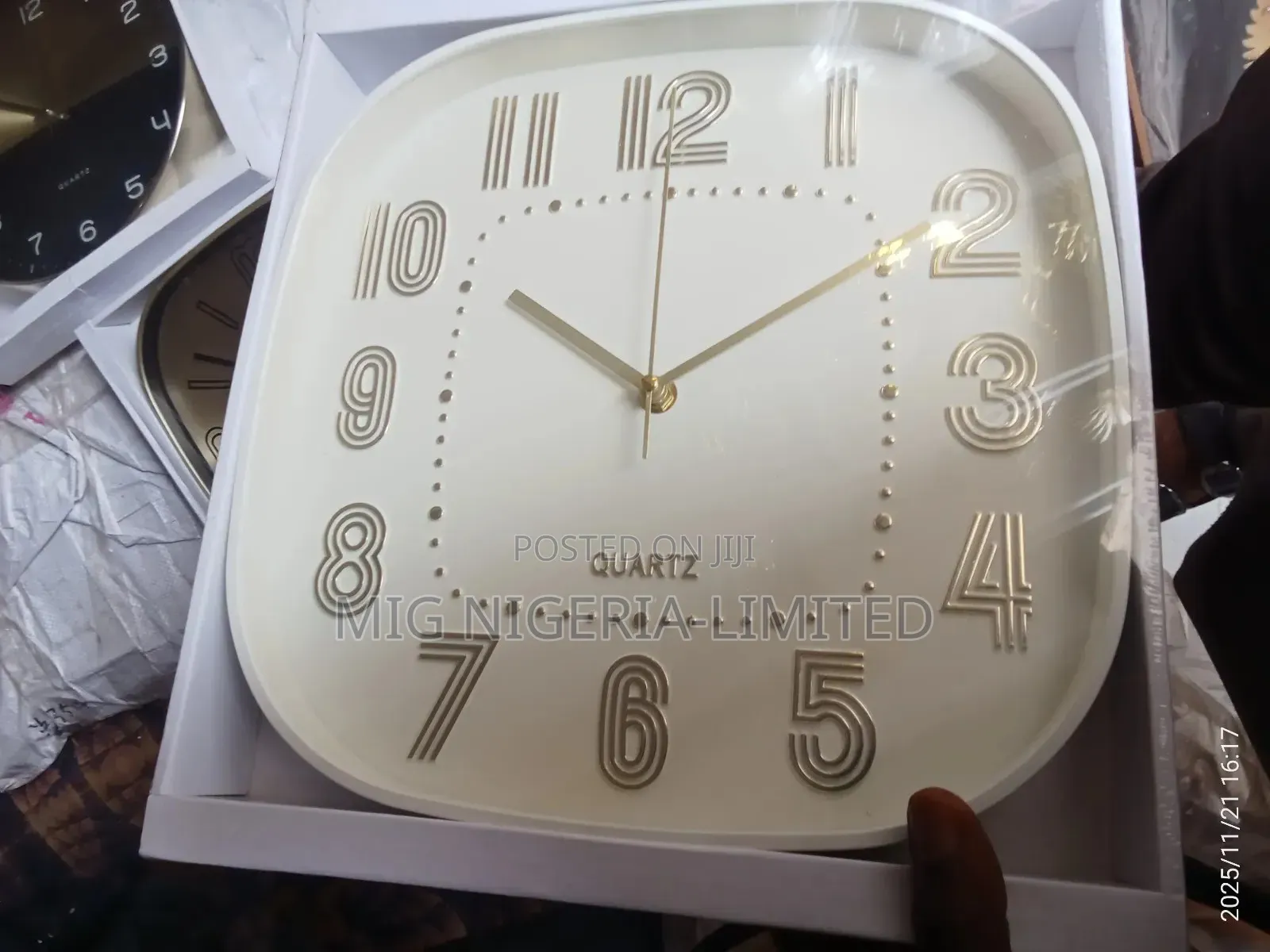Wall Circle Clock Black and White Gifts Items Soveiner 30cmx30cm