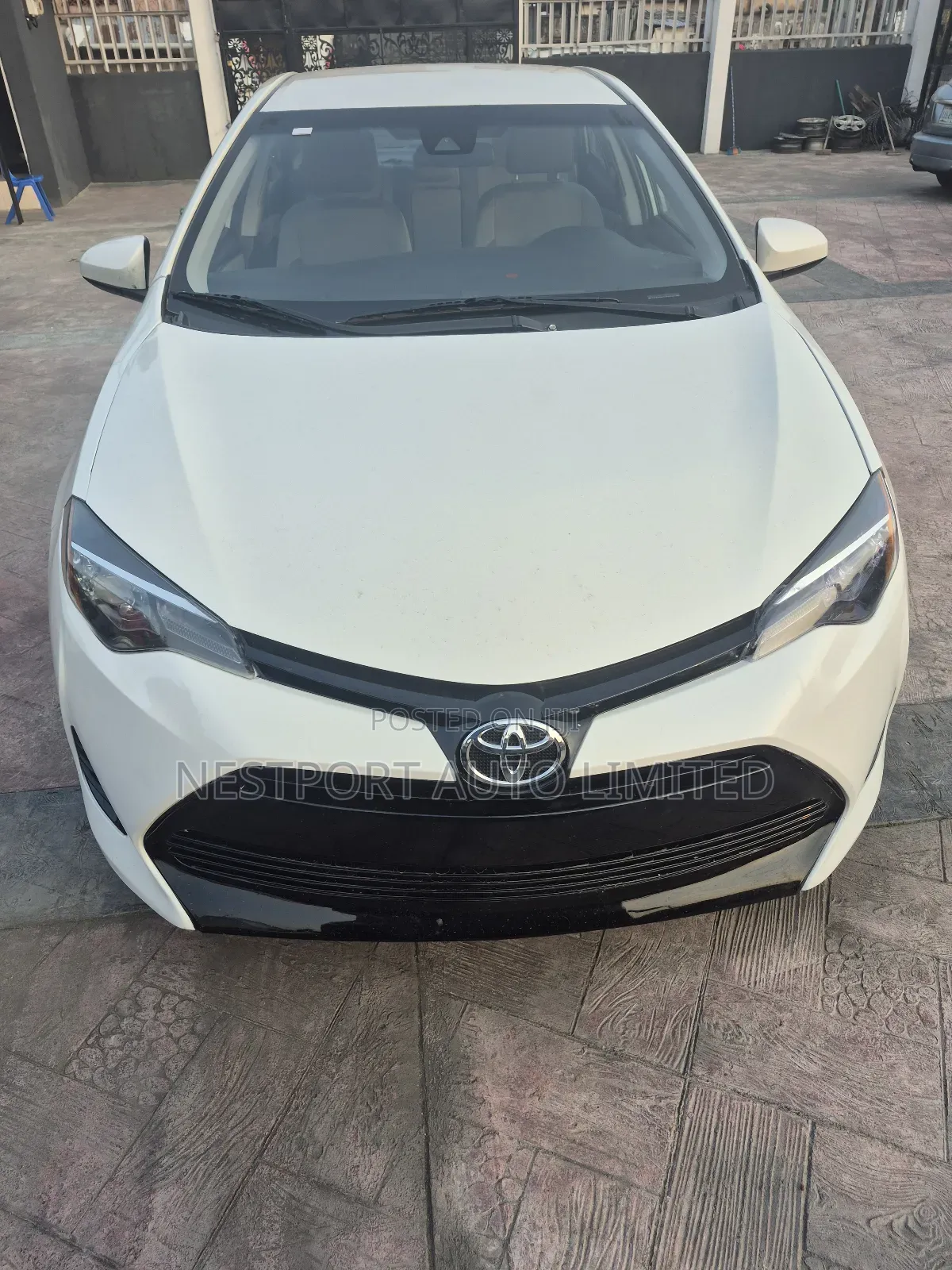 Toyota Corolla LE (1.8L 4cyl 2A) 2019 White