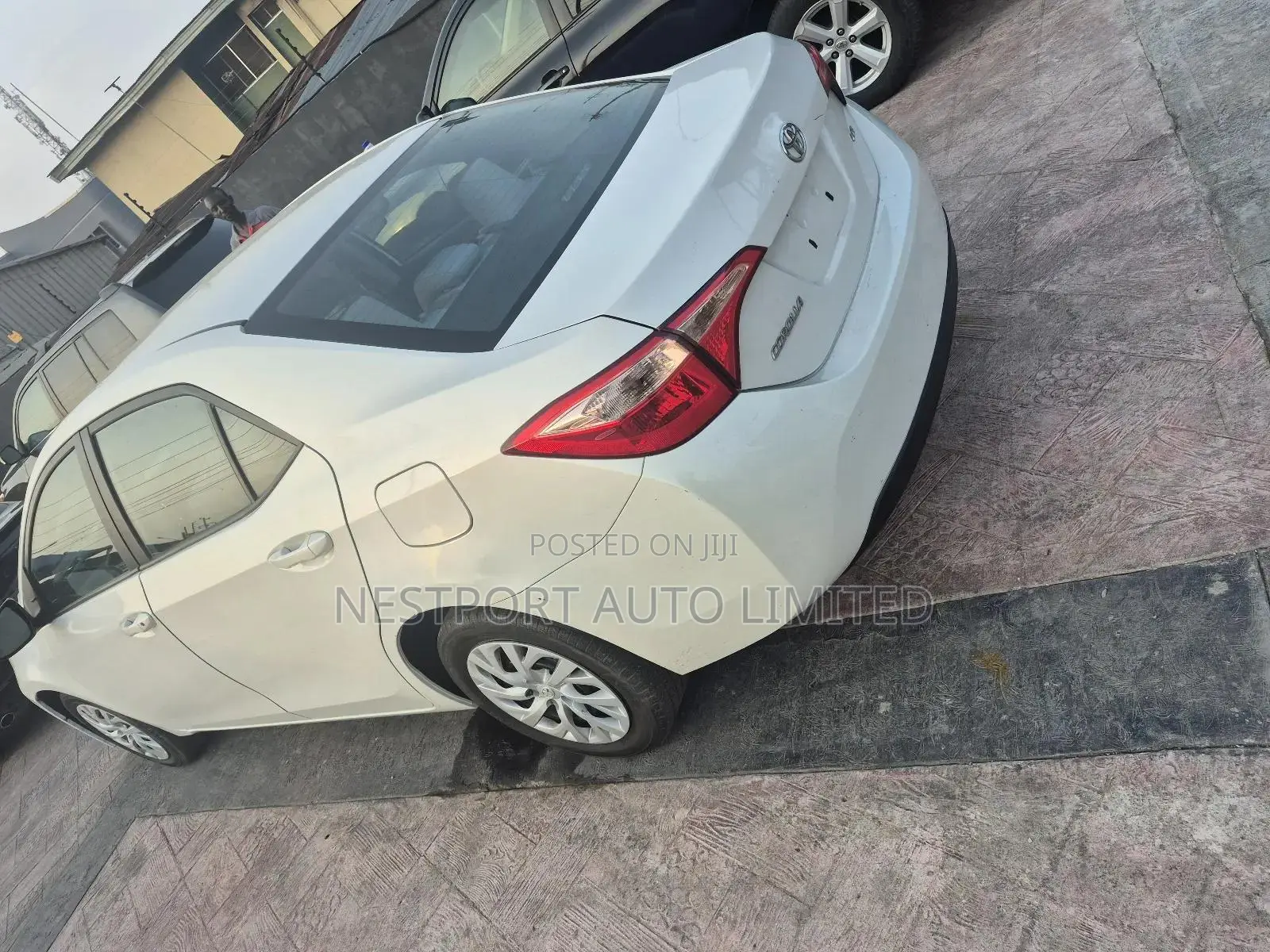 Toyota Corolla LE (1.8L 4cyl 2A) 2019 White
