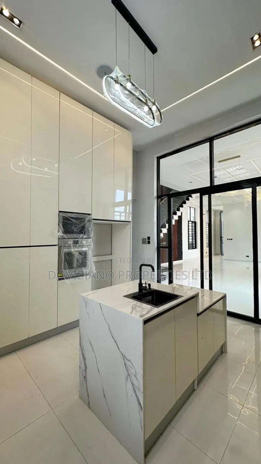 5bdrm Duplex in Chevron for sale