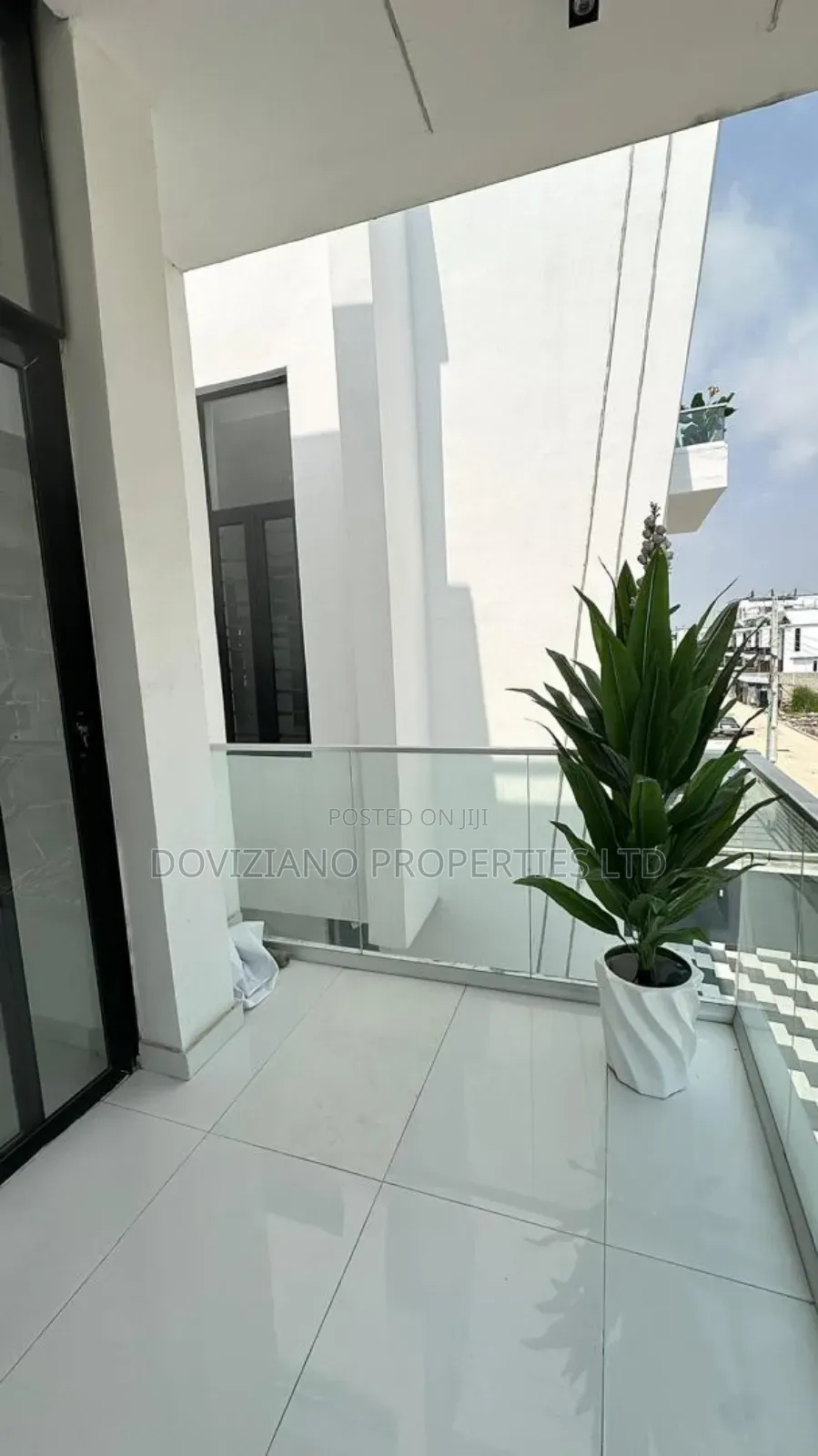 5bdrm Duplex in Chevron for sale