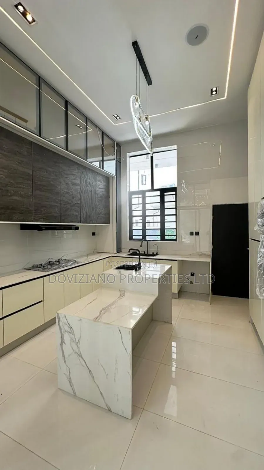 5bdrm Duplex in Chevron for sale