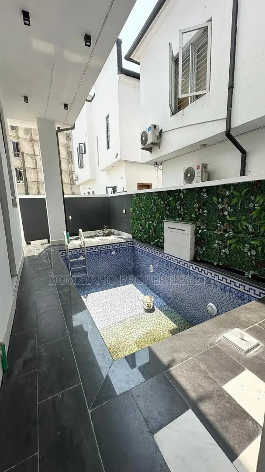 5bdrm Duplex in Chevron for sale