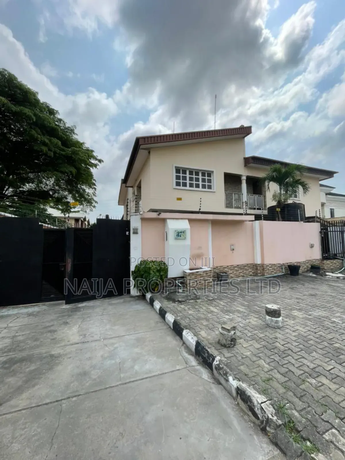 18 Rooms Functioning Hotel at Lekki Phase 1 for Lease