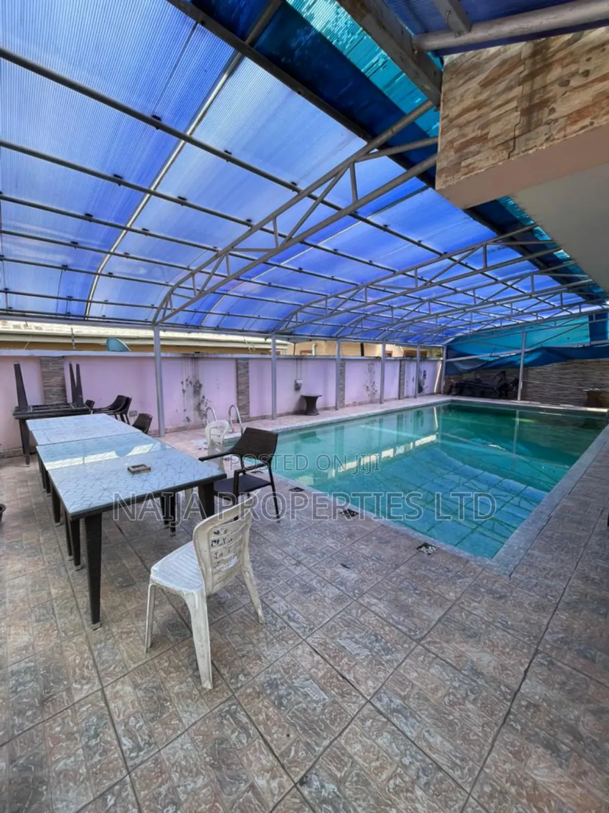 18 Rooms Functioning Hotel at Lekki Phase 1 for Lease