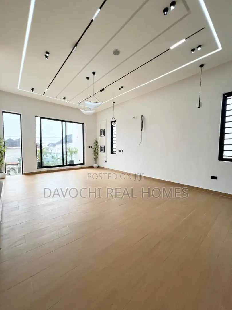 5bdrm Duplex in Chevron for sale