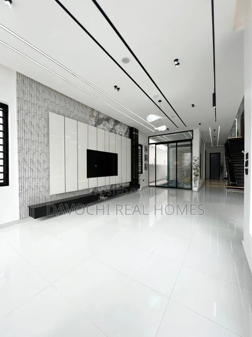 5bdrm Duplex in Chevron for sale
