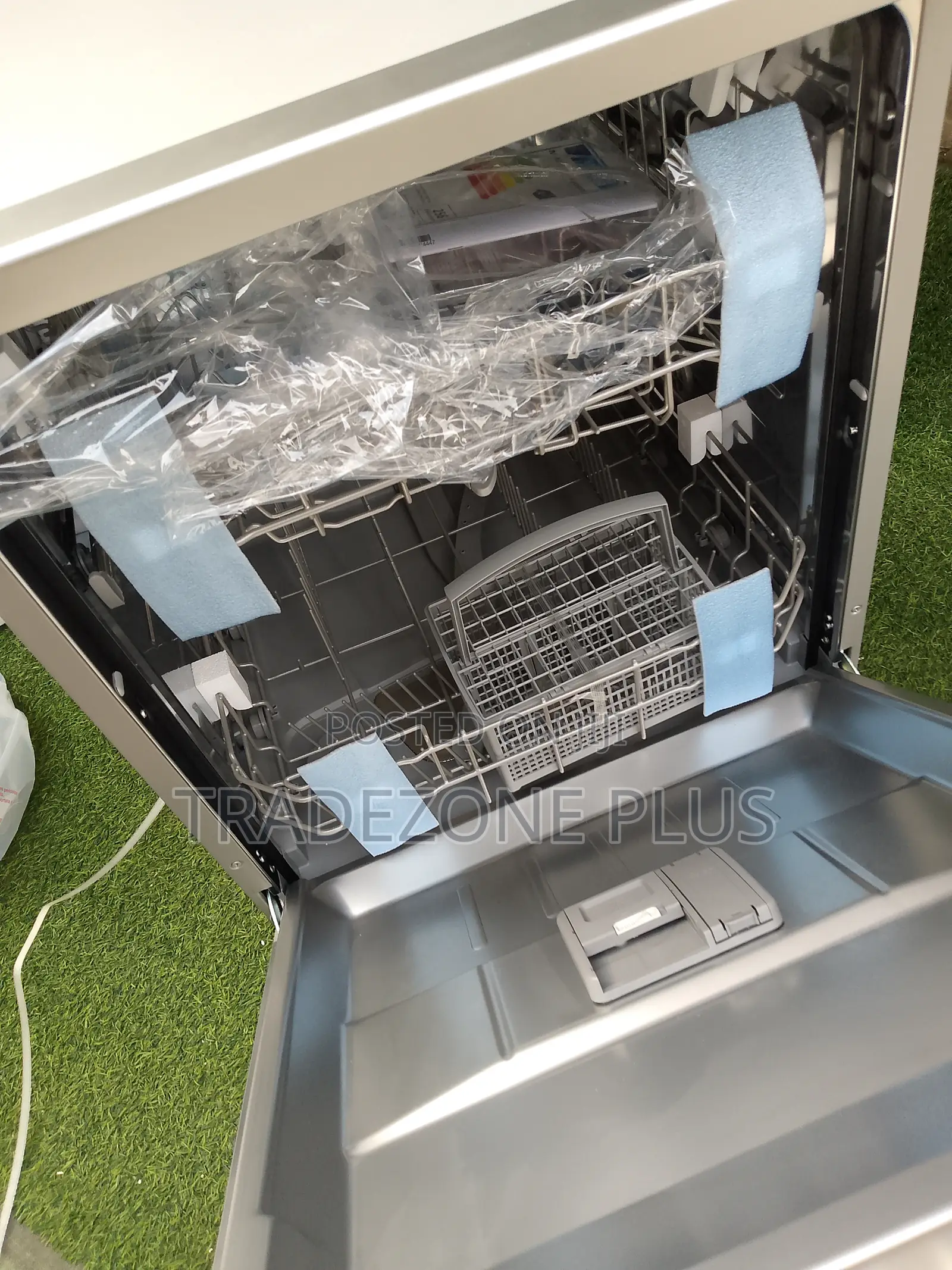 Maxi Dishwasher- Engineered for Spotless Results.