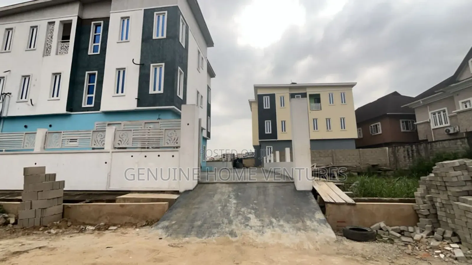 4bdrm Duplex in Mende for sale