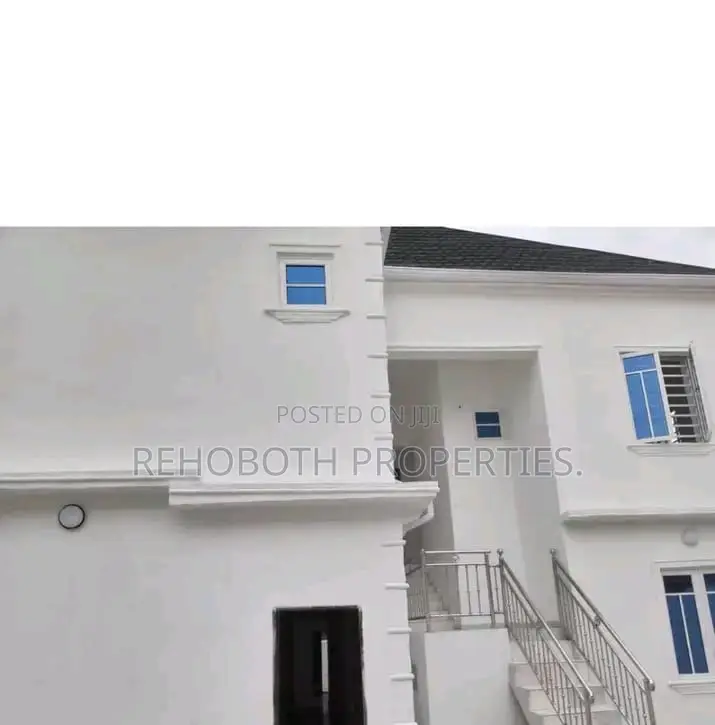 8bdrm Block of Flats in Molusi Area for sale