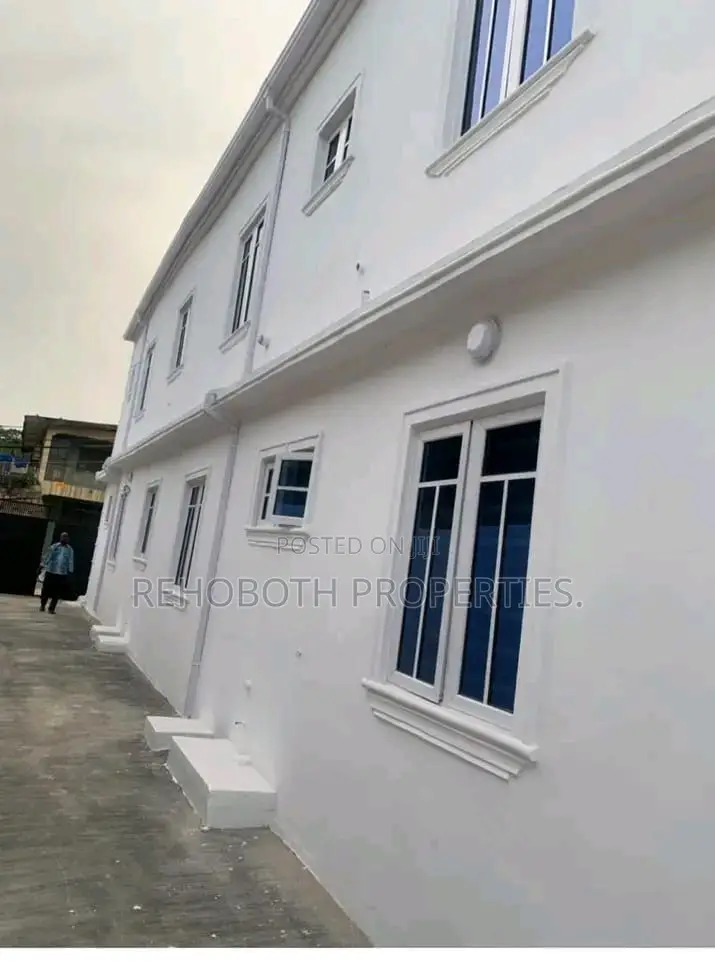 8bdrm Block of Flats in Molusi Area for sale