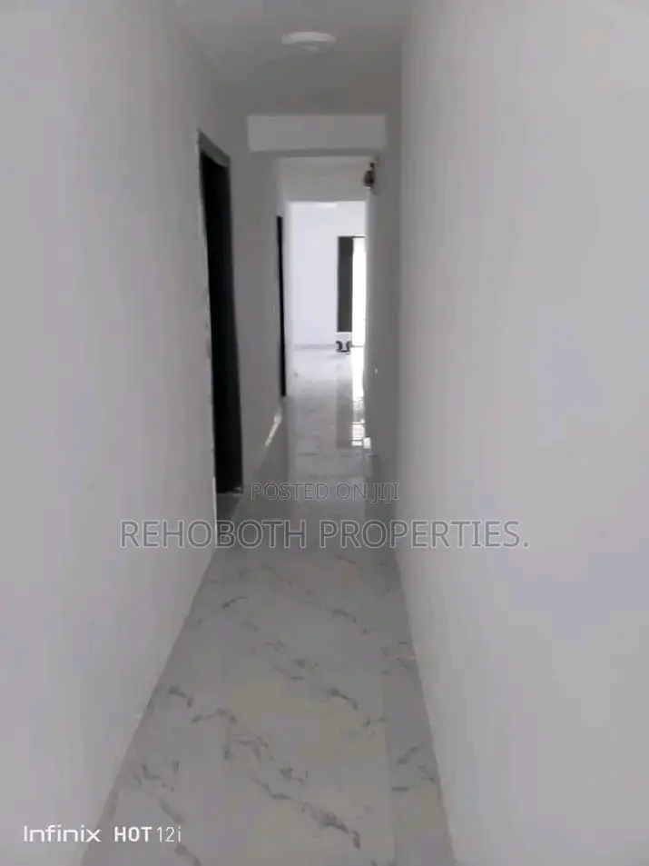 8bdrm Block of Flats in Molusi Area for sale
