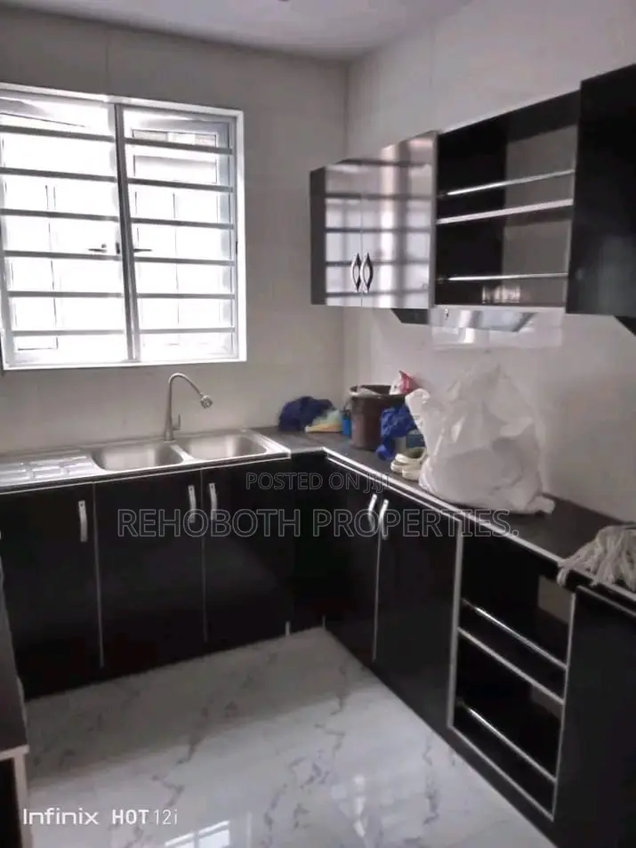 8bdrm Block of Flats in Molusi Area for sale