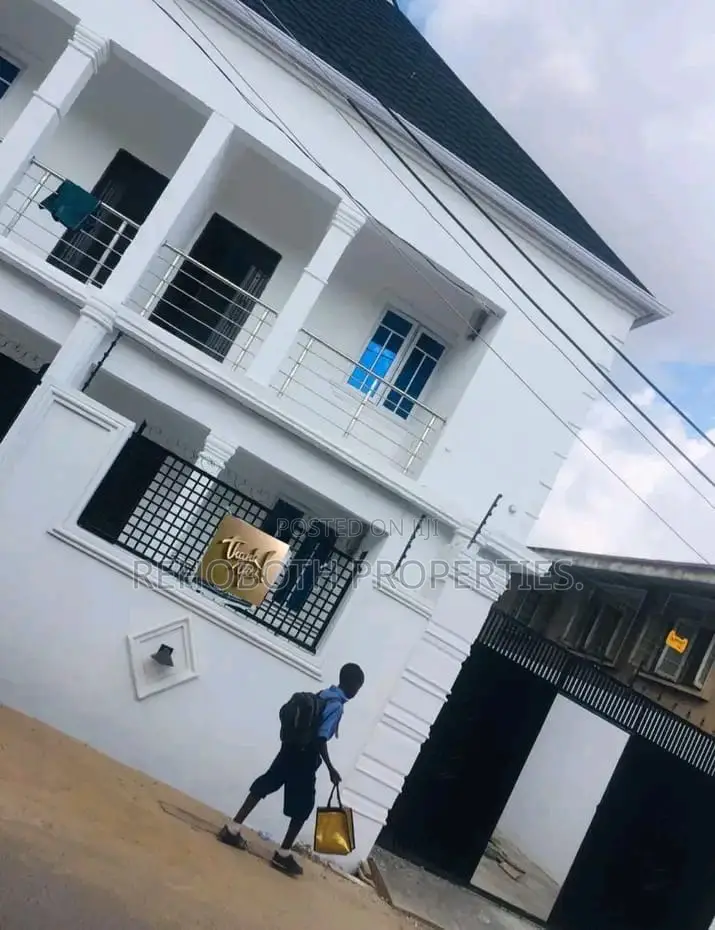8bdrm Block of Flats in Molusi Area for sale