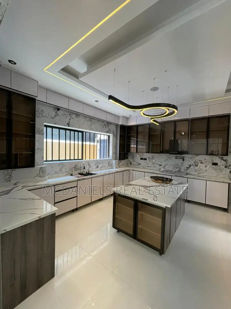 Furnished 5bdrm Duplex in Lekki Phase 1 for sale