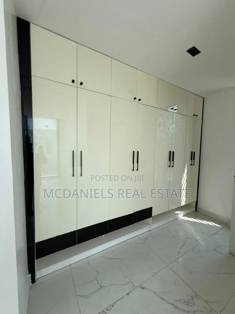 Furnished 5bdrm Duplex in Chevron for sale