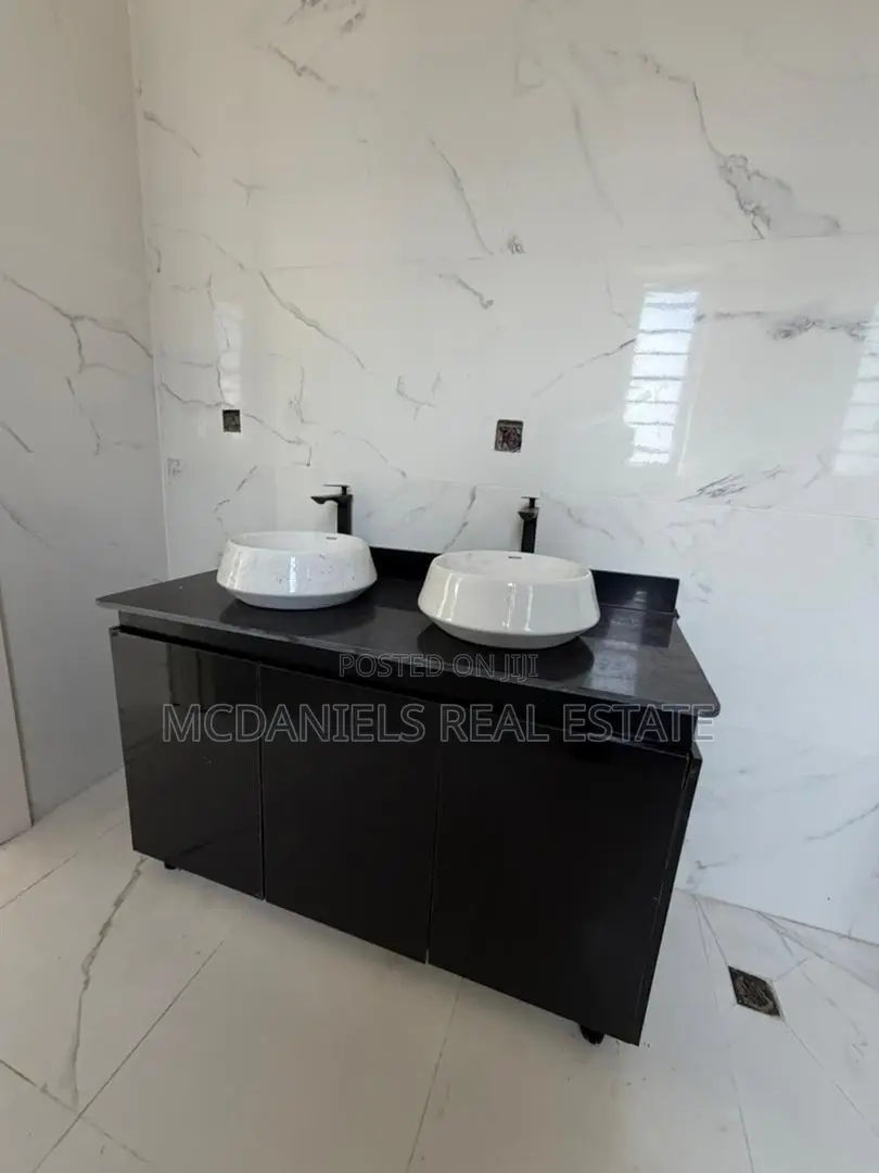 Furnished 5bdrm Duplex in Chevron for sale
