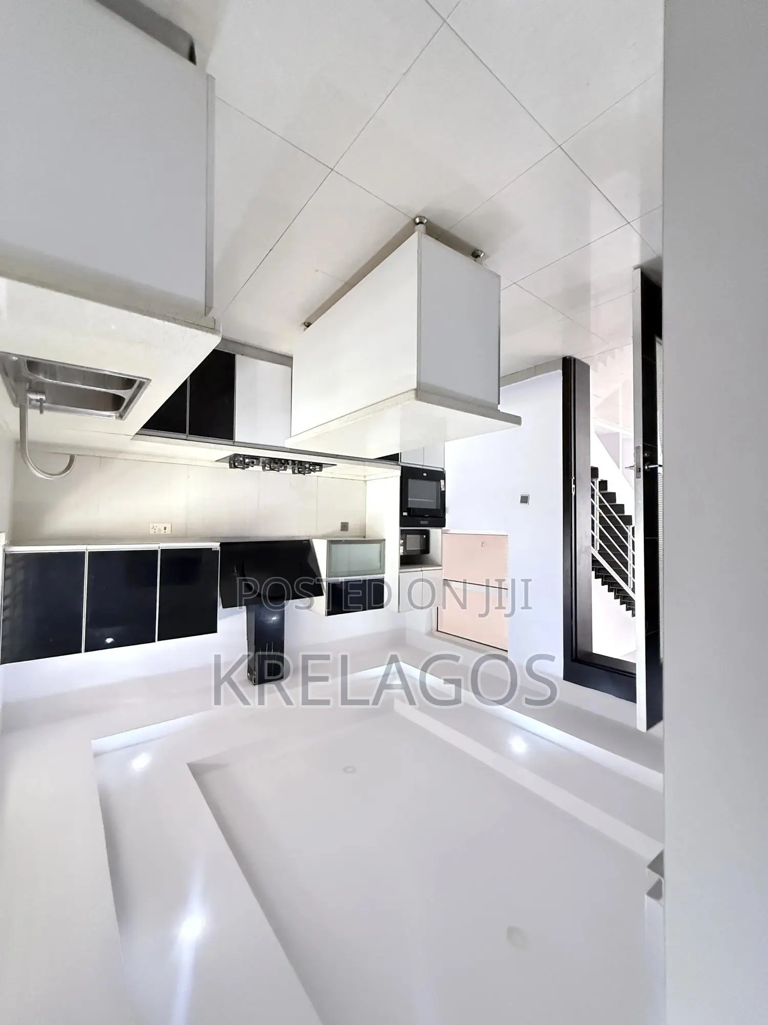5bdrm Duplex in Osapa london for sale