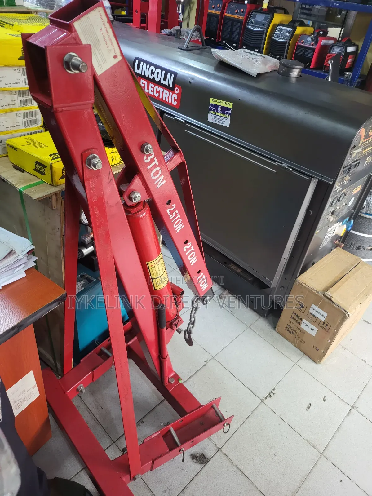 Hydraulic Engine Hoist or "Cherry Picker