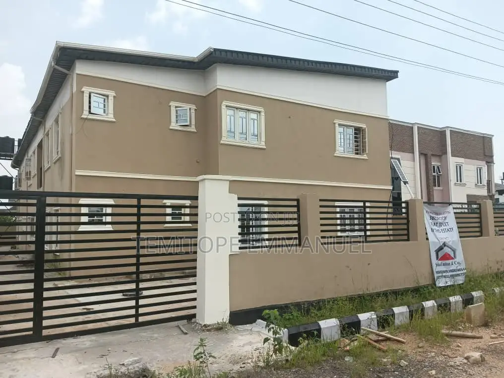 Furnished 3bdrm Apartment in Estate, Arepo By for sale