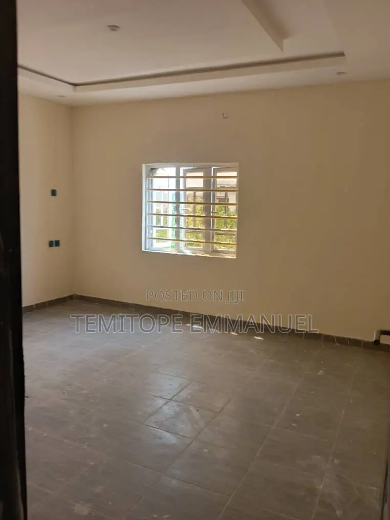 Furnished 3bdrm Apartment in Estate, Arepo By for sale