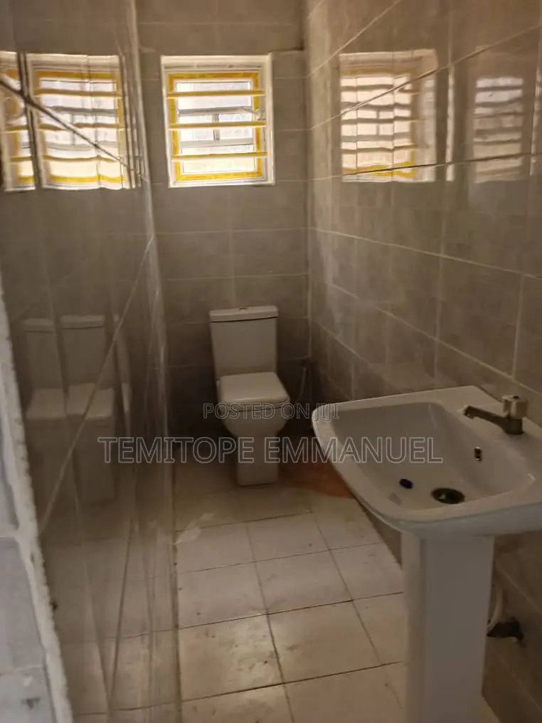 Furnished 3bdrm Apartment in Estate, Arepo By for sale