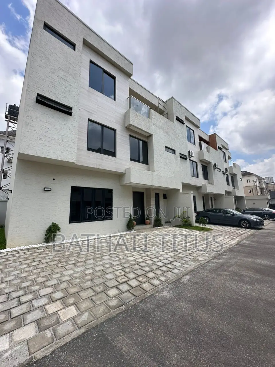 5bdrm Duplex in Jahi for sale