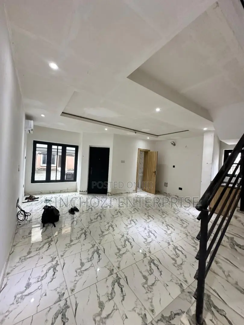 2bdrm Townhouse / Terrace in Lekki Phase 1 for rent