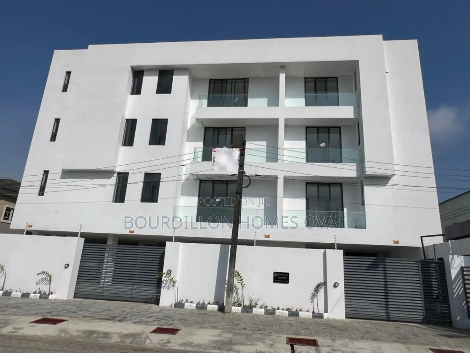 2bdrm Apartment in Lekki Phase 1, Right for sale