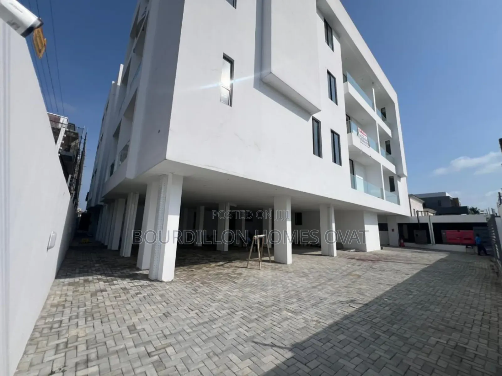 2bdrm Apartment in Lekki Phase 1, Right for sale