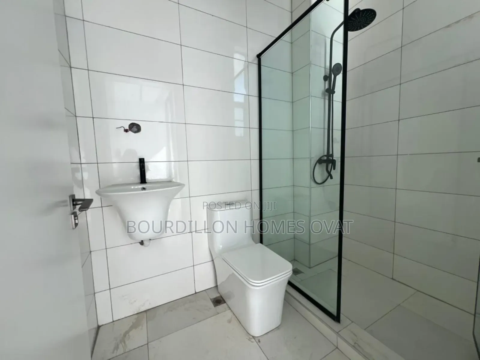 2bdrm Apartment in Lekki Phase 1, Right for sale