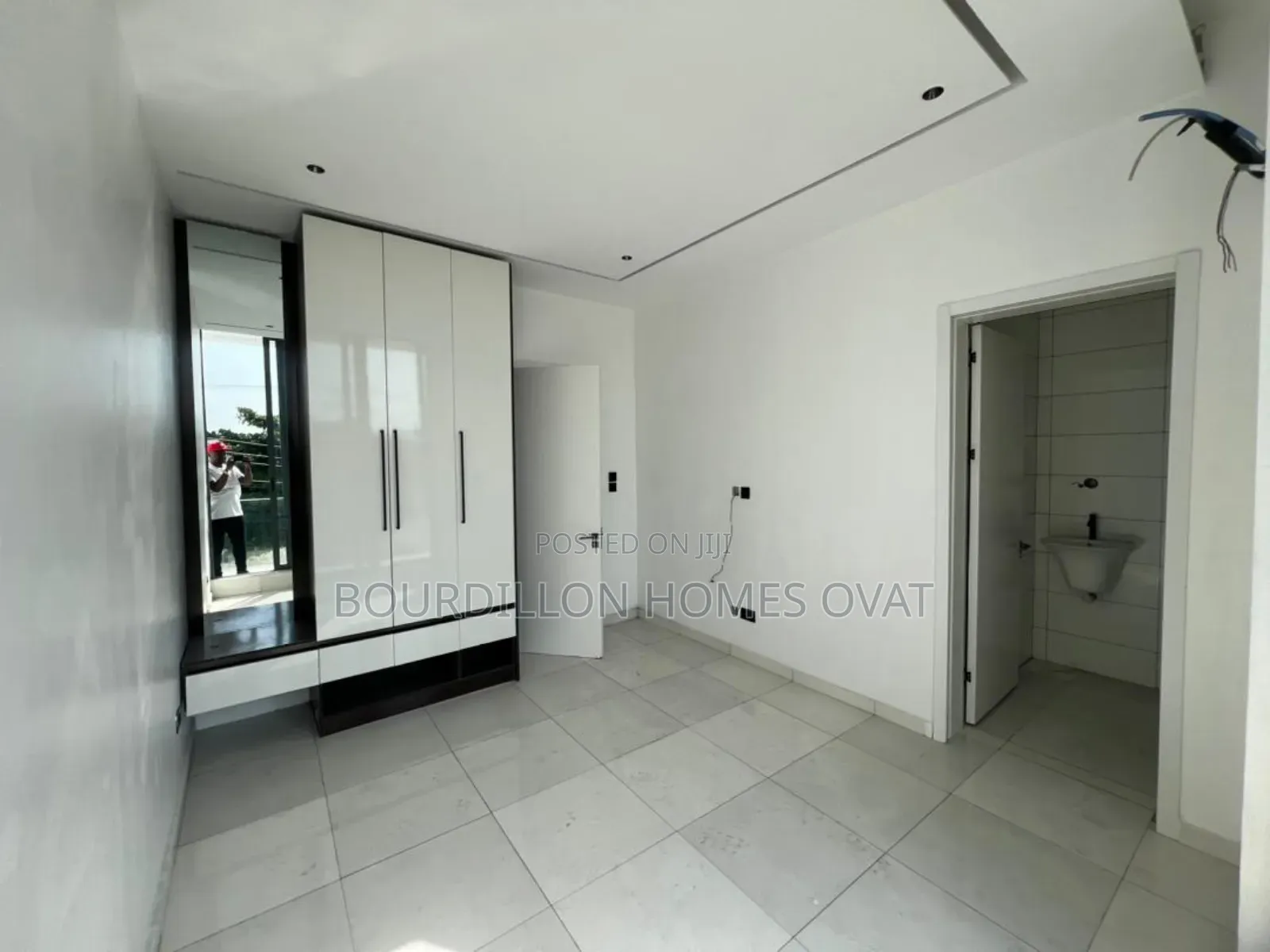 2bdrm Apartment in Lekki Phase 1, Right for sale