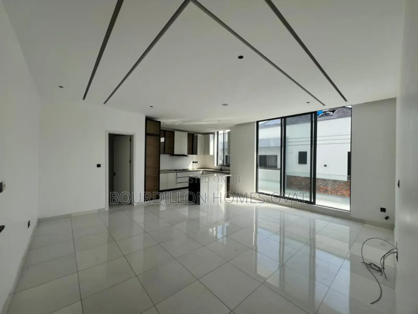 2bdrm Apartment in Lekki Phase 1, Right for sale
