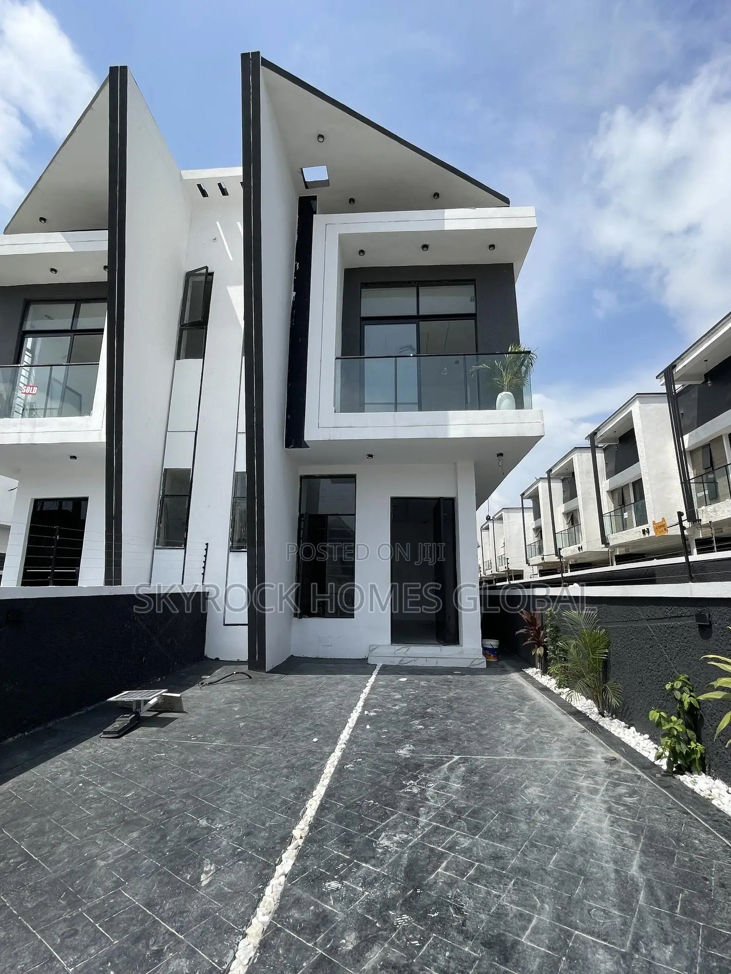 4bdrm Duplex in Ikota Villa for sale