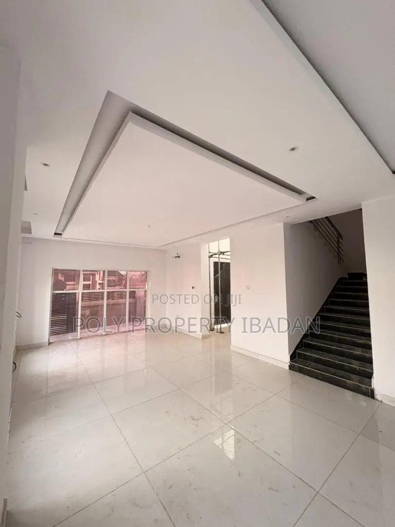 4bdrm Duplex in Kolapo Ishola Gra, Ibadan for sale