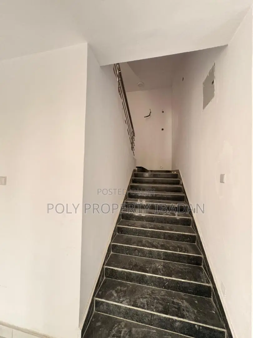 4bdrm Duplex in Kolapo Ishola Gra, Ibadan for sale