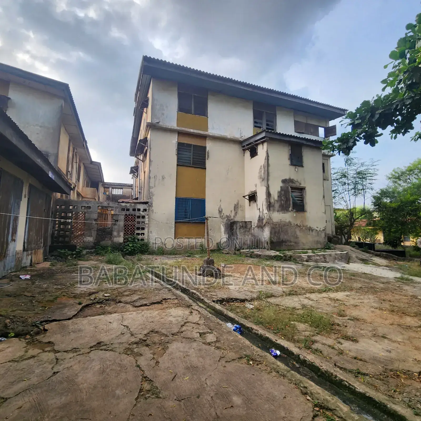 20bdrm Block of Flats in Felele, CHallenge / Ibadan for sale