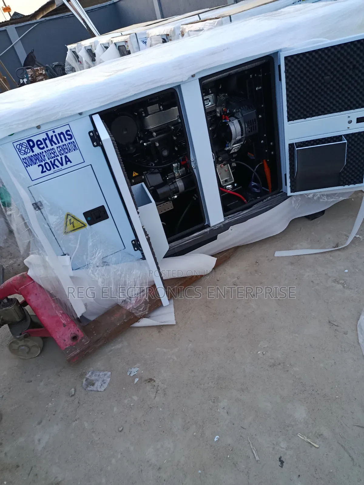 {} Diesel Generator 20kva Perkins Soundproof