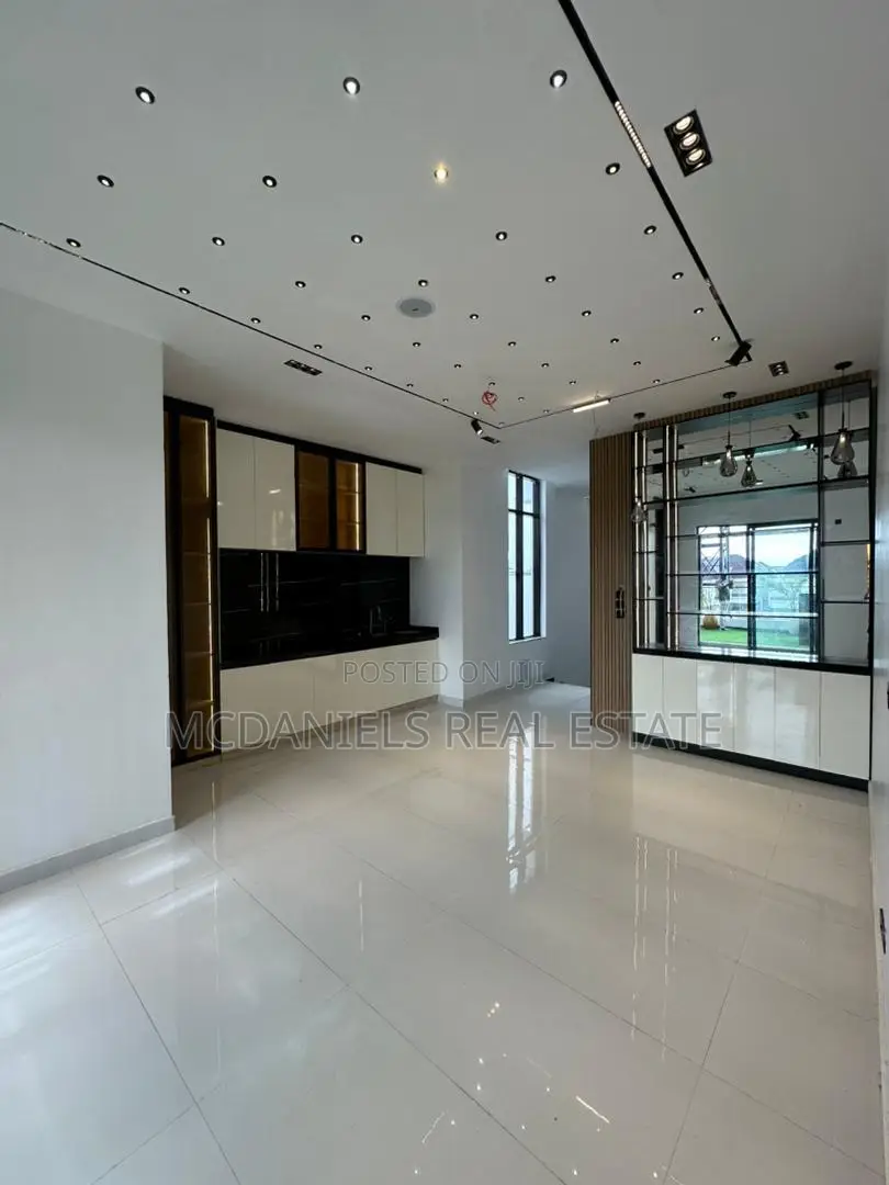 Furnished 5bdrm Duplex in Chevron for sale