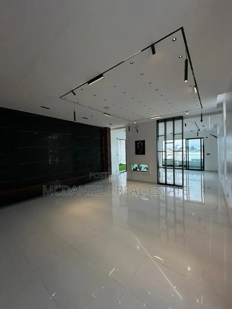Furnished 5bdrm Duplex in Chevron for sale