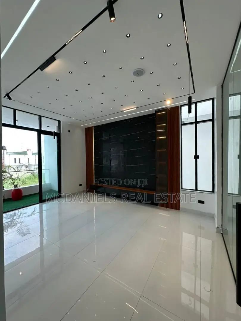 Furnished 5bdrm Duplex in Chevron for sale