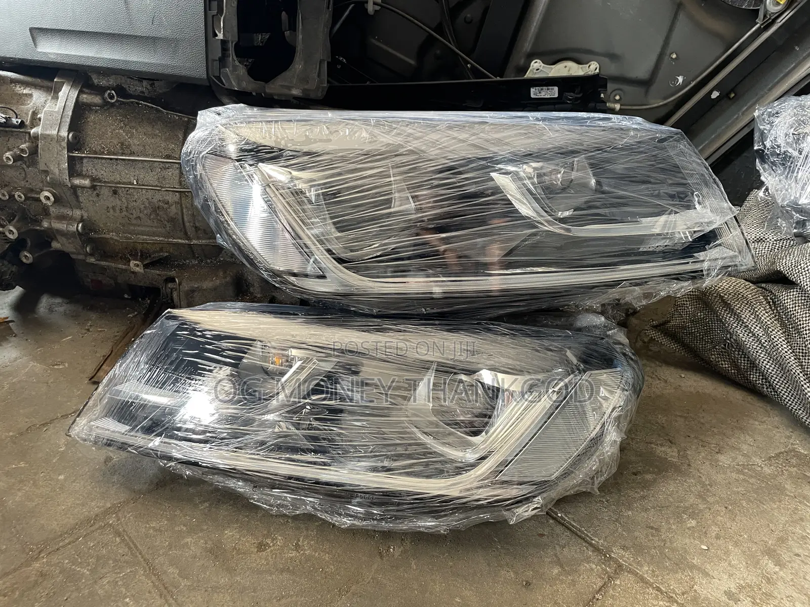 Headlights Volkswagen Touareg 2013
