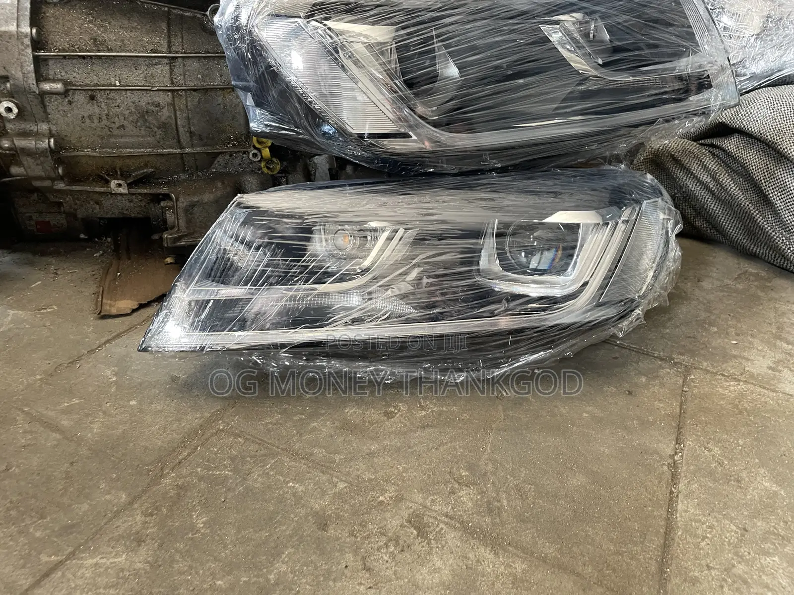 Headlights Volkswagen Touareg 2013