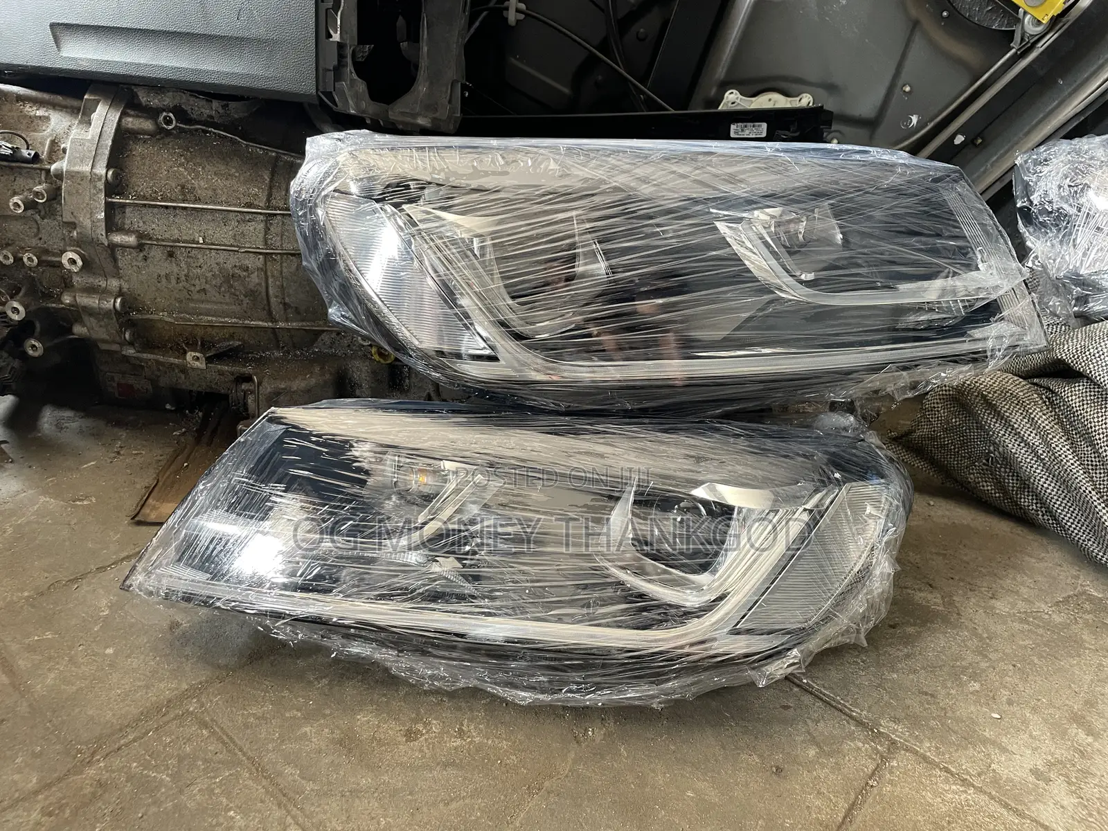Headlights Volkswagen Touareg 2013