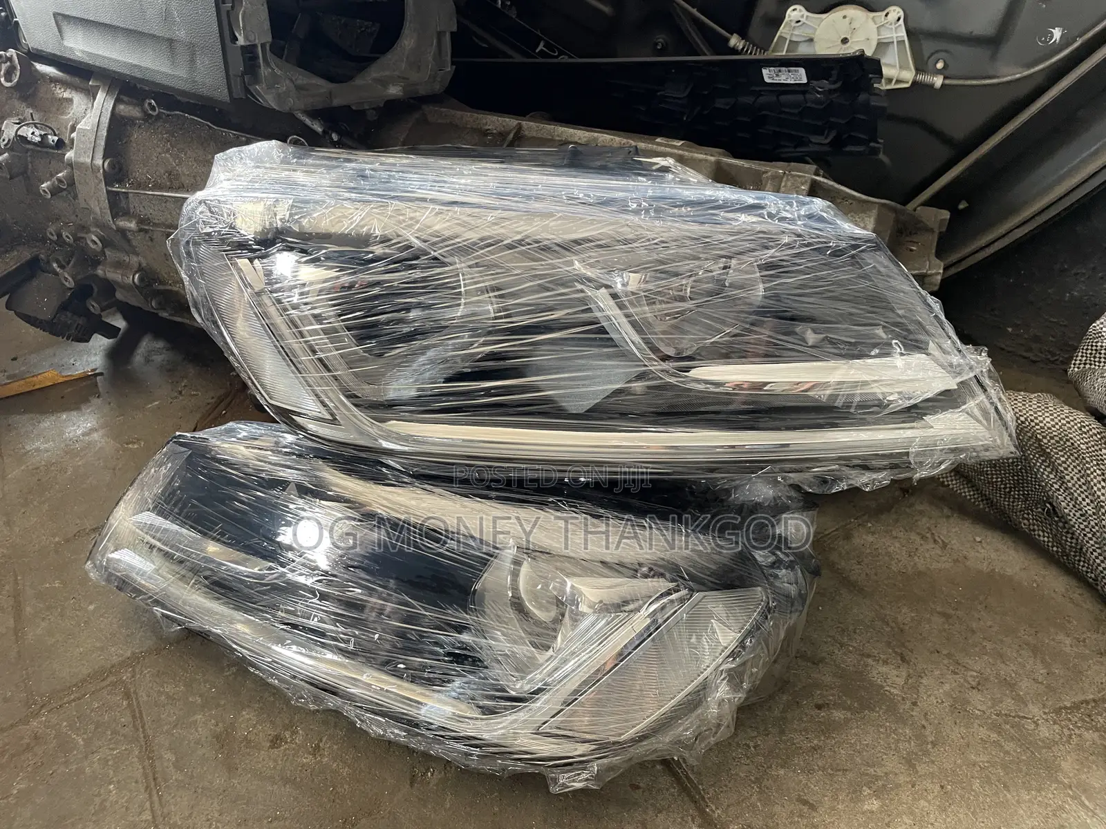 Headlights Volkswagen Touareg 2013