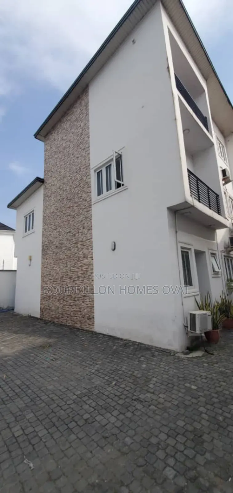 3bdrm Apartment in Lekki Phase 1 Lagos for rent