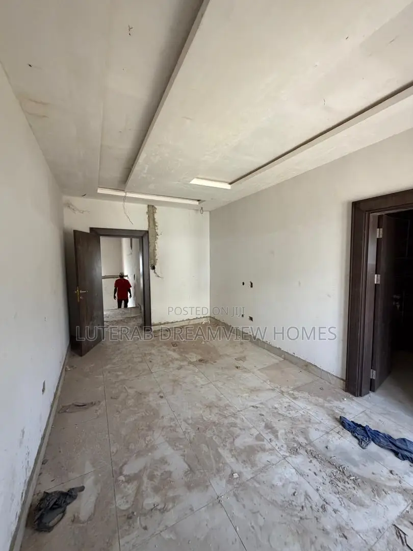 5bdrm Duplex in Durumi for sale