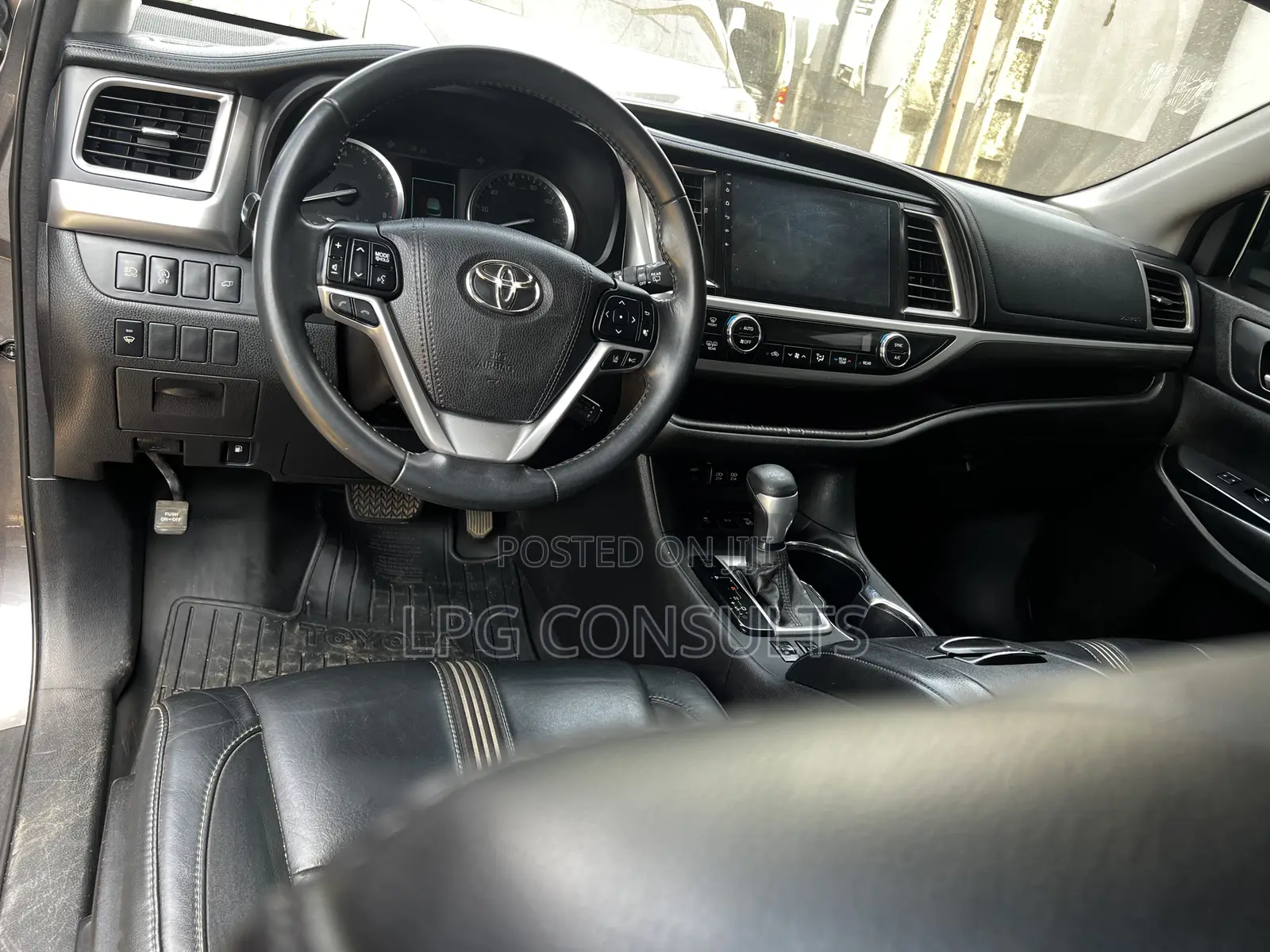 Toyota Highlander SE 4x4 V6 (3.5L 6cyl 8A) 2017 Gray
