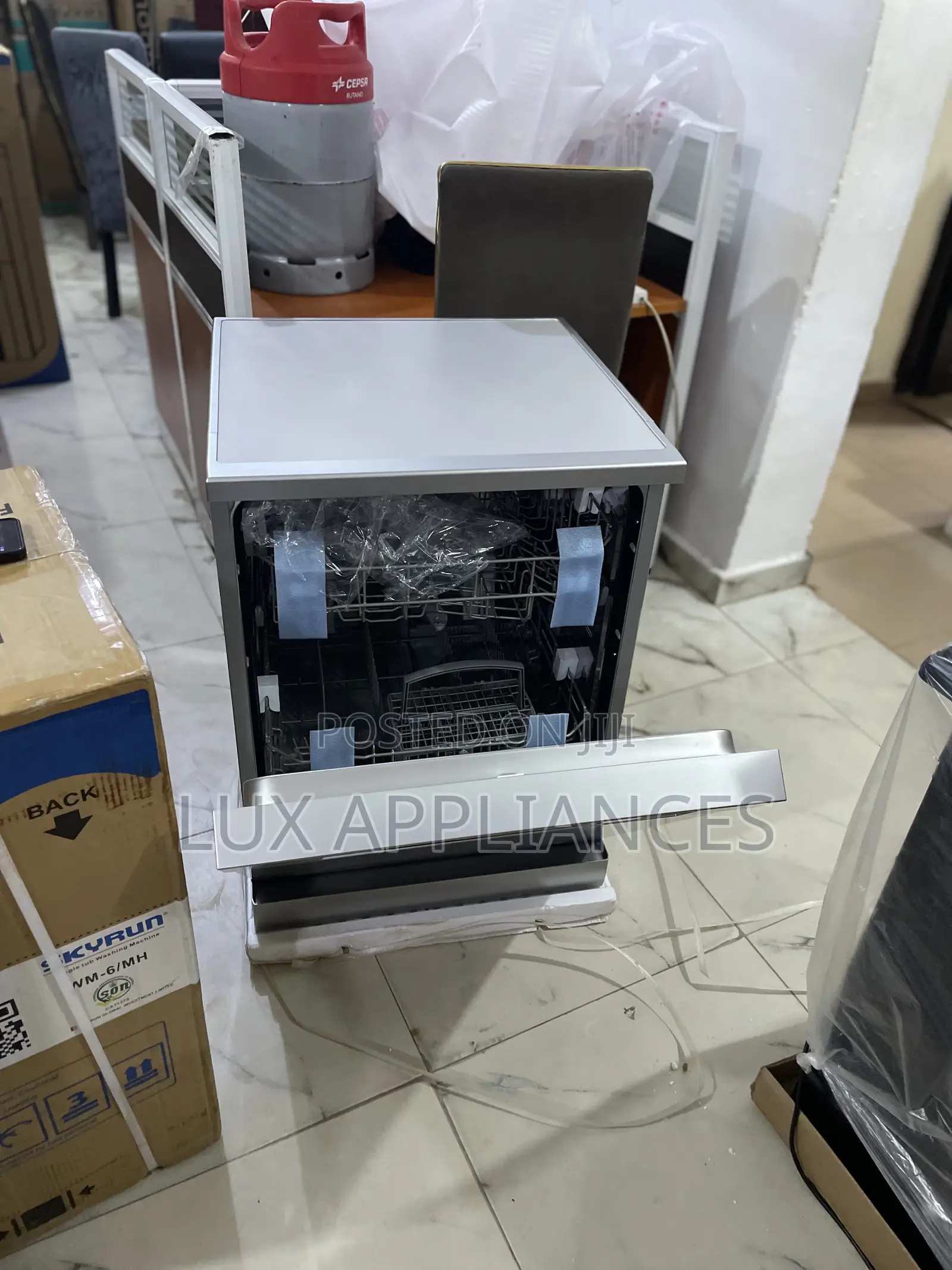 Maxi Dishwasher for Fast and Thorough Cleaning